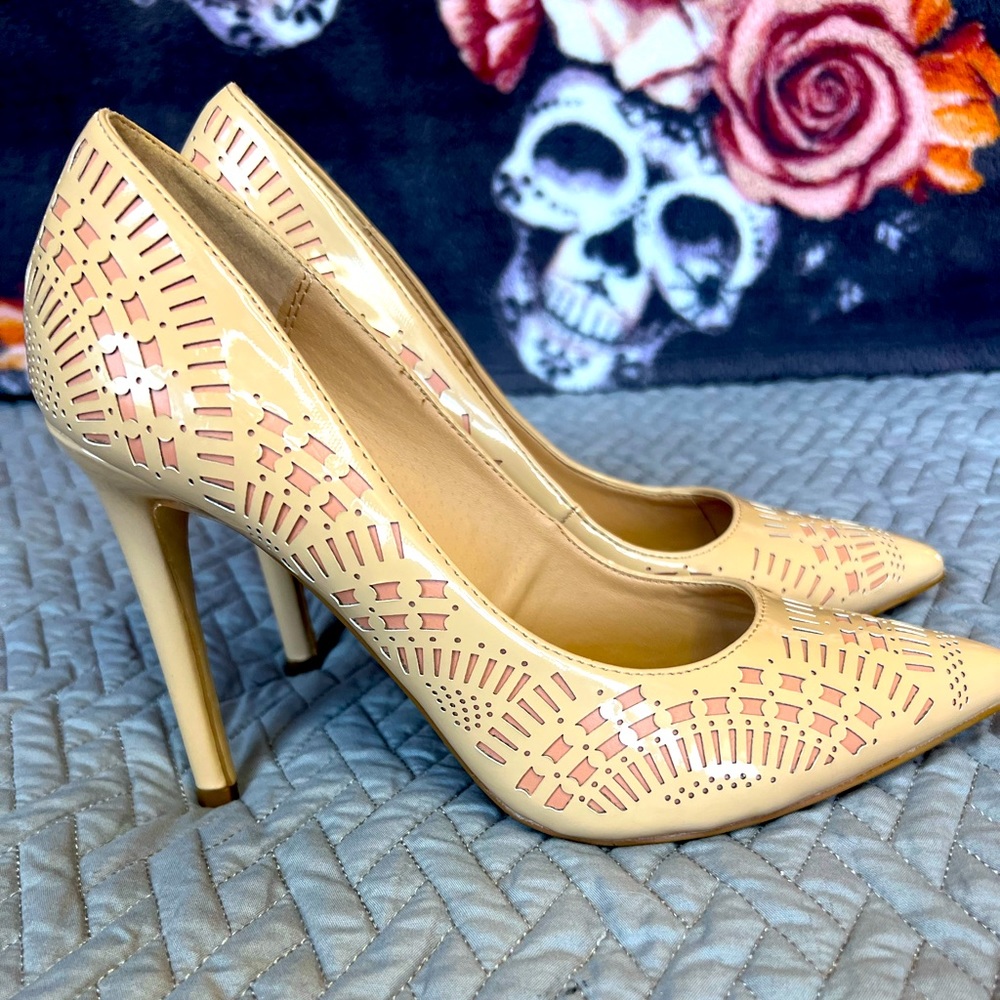 Nude Patent Pumps
